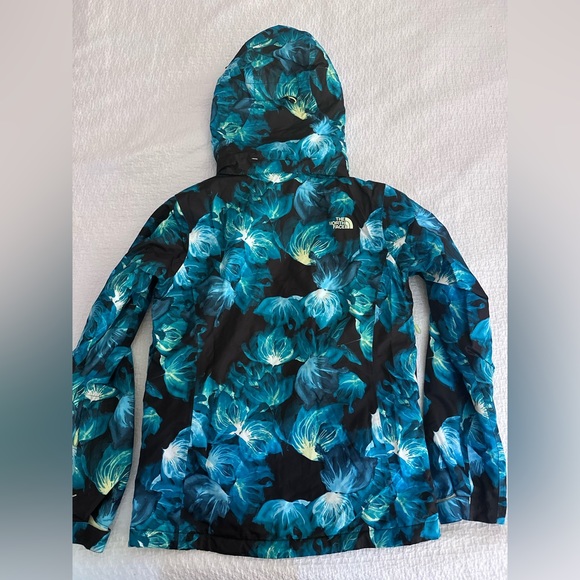 This The North Face jacket is great condition, and will keep you dry and warm! - Picture 3 of 4